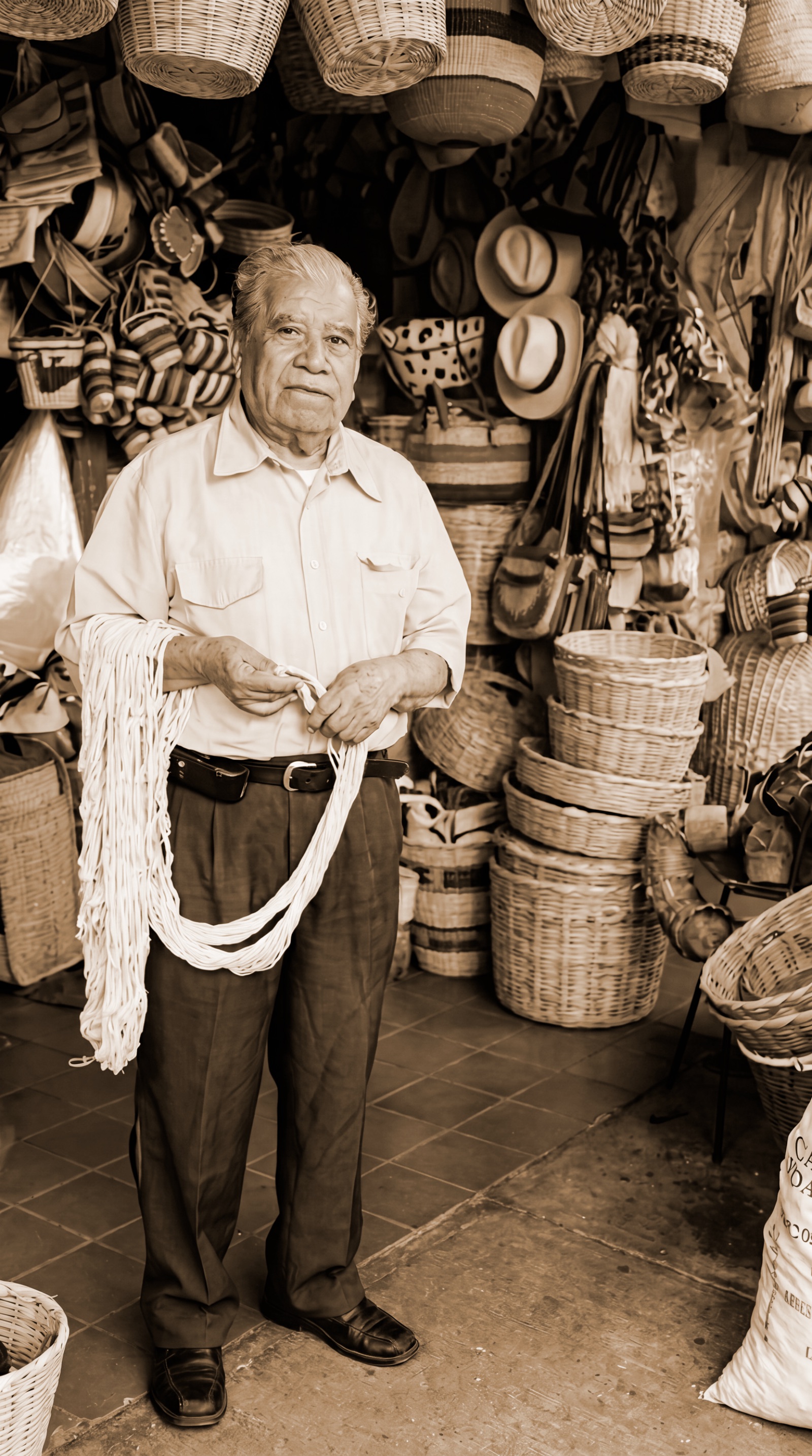 Retrato familiar en el local del Mercado Libertad
